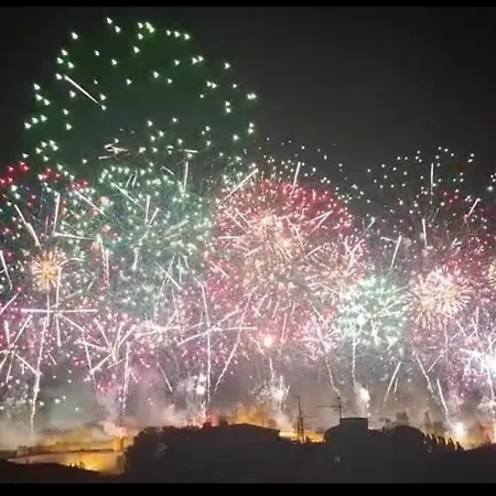 Rooftop Face A La Cite 'rfc' Carcassonne
